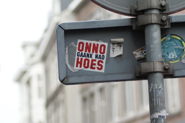 Limburgse tekst op afbeelding.