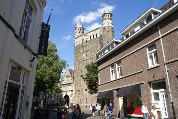 Basiliek Maastricht: torens op plein.