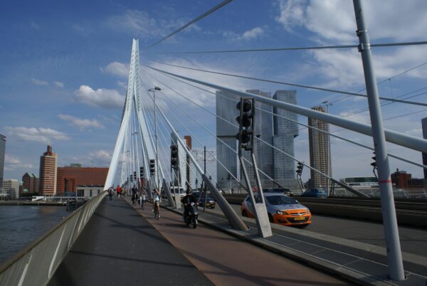 Verkeer op de Erasmusbrug, Rotterdam.