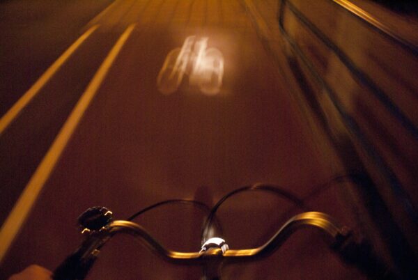 Fietsfoto's in avondlicht op een fietspad.