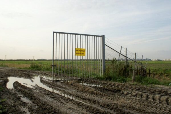 Hekwerk toegang tot landingsbaan Schiphol.