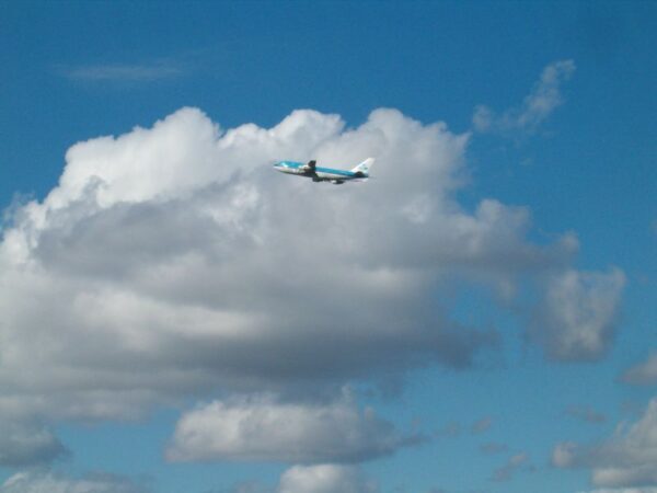 KLM vliegtuig stijgt op Schiphol.