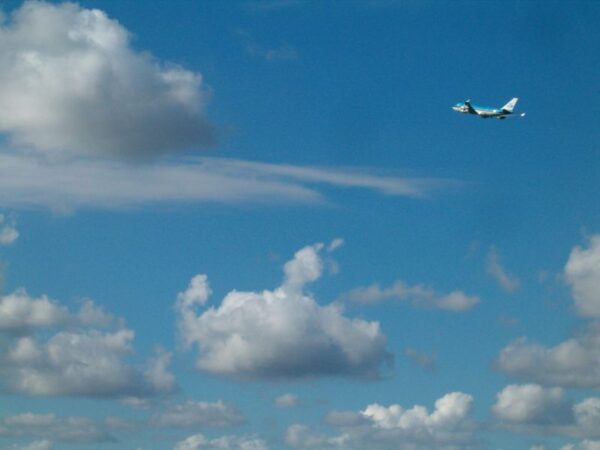 KLM vliegtuig stijgt op bij Schiphol.