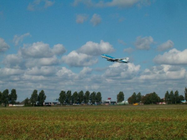 KLM vliegtuig stijgt op bij Schiphol.