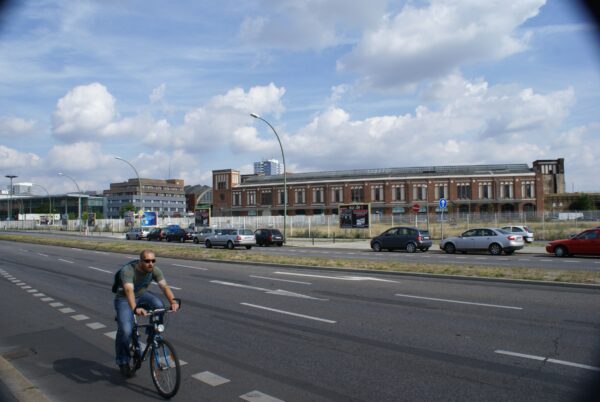 Fietser in M&uuml;hlenstra&szlig;e bij Ostbahnhof, Berlijn.