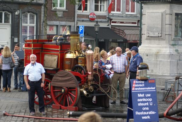 Oude brandweerwagen, verweerd.