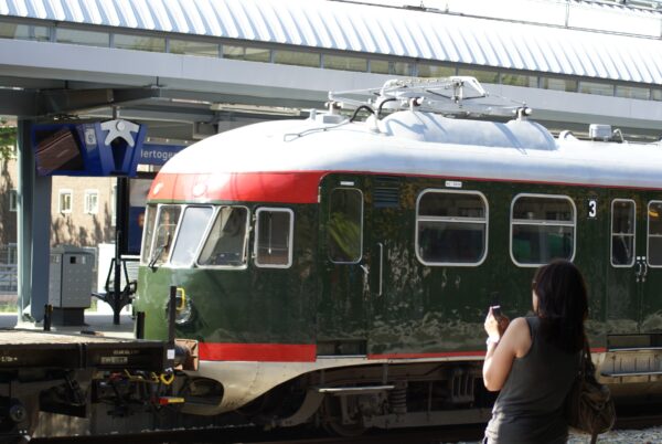 Oude treinen op station 's-Hertogenbosch, met treinspotters.