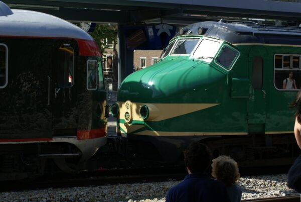 Treinspotters wachten op oude treinen in 's-Hertogenbosch.