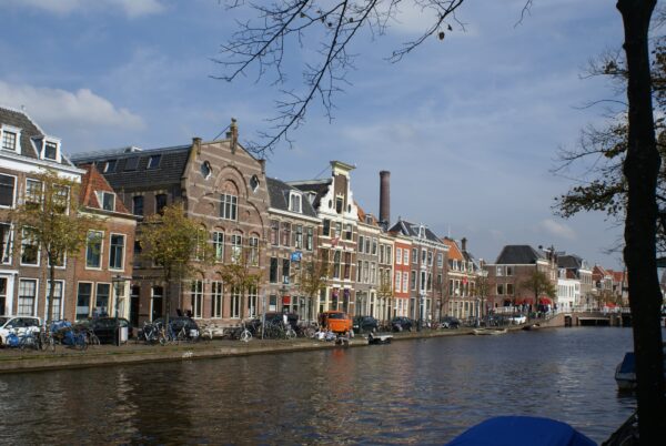 Grachtenpandjes Oude Vest, Leiden.