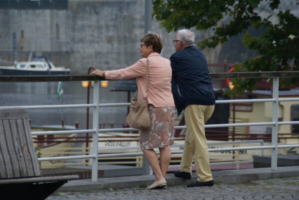 Ouderpaar kijkt naar de Maas.