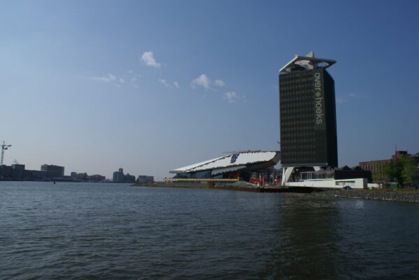 Oud Shell-kantoor in Amsterdam Noord, gezien vanaf het IJ.