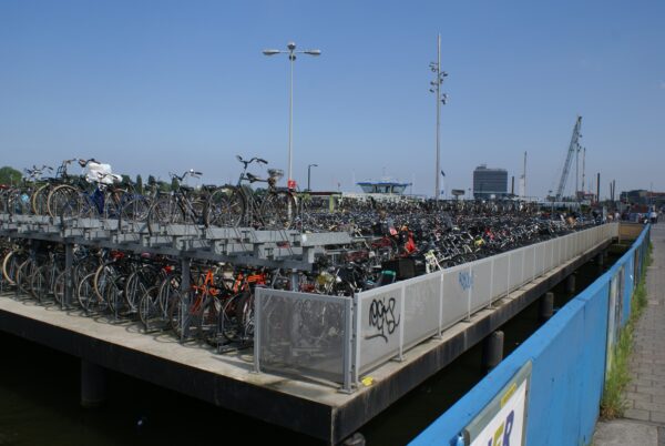 Fietsen overvloedig geparkeerd bij Centraal Station.