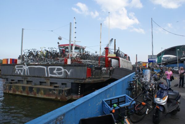 Fietsen overvloedig geparkeerd bij Centraal Station.