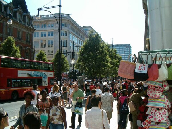 Drukte op een Londense winkelstraat.
