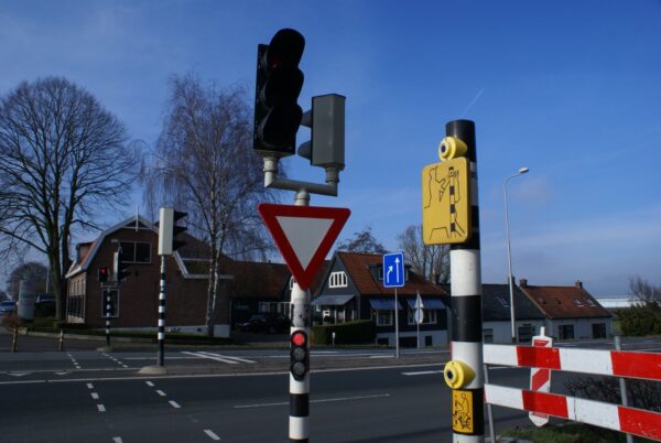 Paarden oversteekknopje op hoog paaltje in Amstelveen.