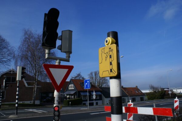 Paarden oversteekknopje op hoog paaltje in Amstelveen.