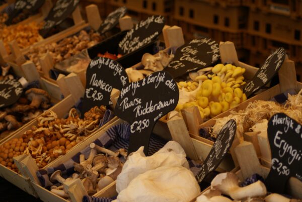 Paddenstoelen in manden op markt.