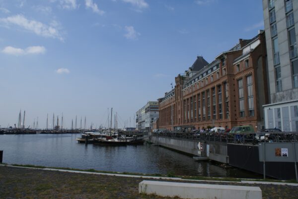 Silodam: pakhuizen langs het water.