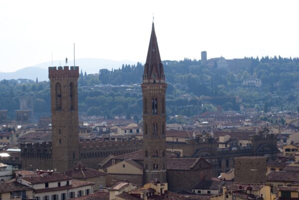 Uitzicht Florence vanaf Giotto's Campanile: Palazzo del Bargello, La Montanina en Bad&igrave;a Fiorentina.