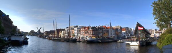 Galgewater Leiden: grachtenpanden en Molen de Put.