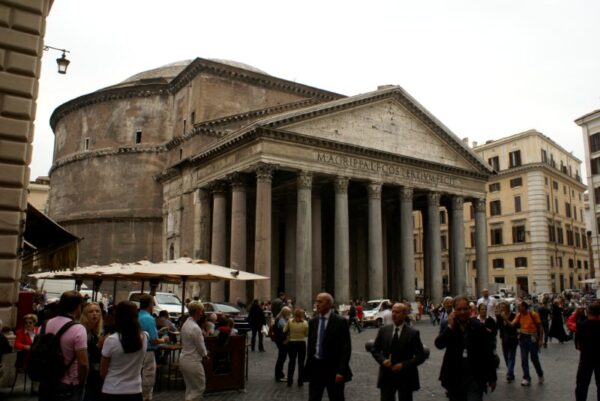 Pantheon, Rome: koepel en zuilengalerij.