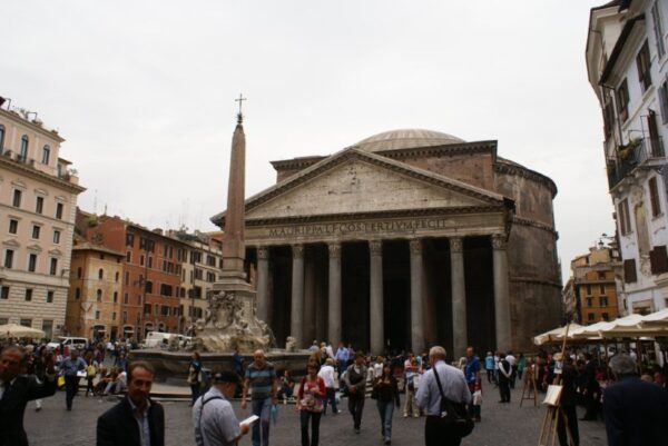 Pantheon in Rome, Piazza della Rotonda.