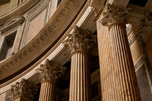 Composietzuilen in het Pantheon.