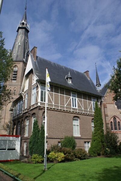 De Pastorie en Sint Urbanuskerk in Bovenkerk, Amstelveen.