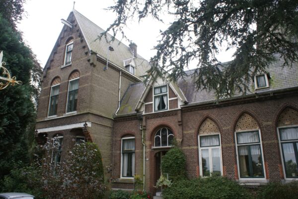 Pastorie en Sint Urbanuskerk in Nes aan de Amstel.