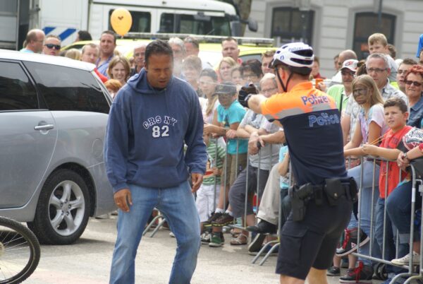 Politie spuit pepperspray naar demonstrant tijdens Flikkendag 2014.