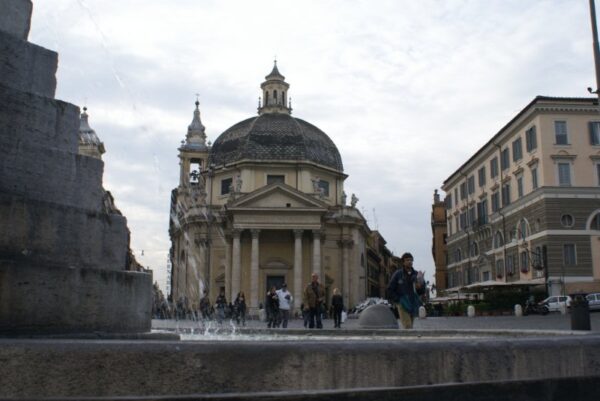 Piazza del Popolo, Rome: groot plein met zuilens.
