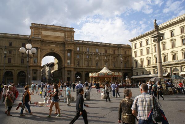 Piazza della Repubblica, Florence: draaimolen en Arcone-poort.