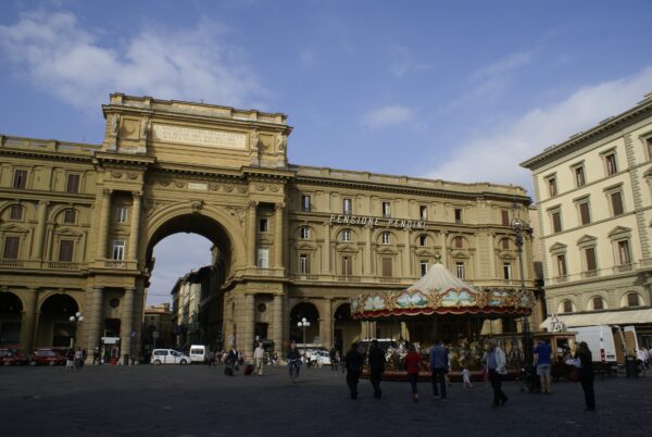 Piazza della Repubblica, Florence: draaimolen en Arcone-poort.