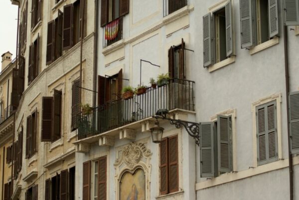 Balkon met uitzicht op Pantheon en McDonald's.