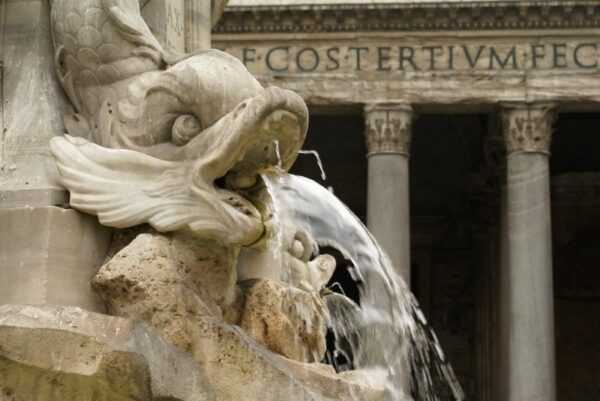 Fontein Piazza della Rotonda, Pantheon op de achtergrond.