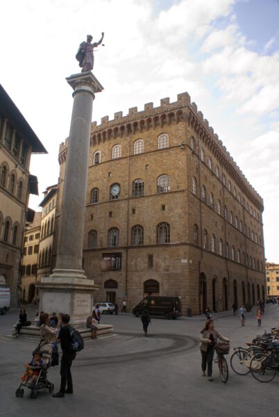 Piazza di Santa Trinita, Florence: Vrouwe Justitia.