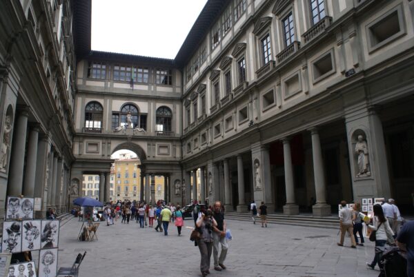 Piazzale degli Uffizi bij het Uffizi museum in Florence.
