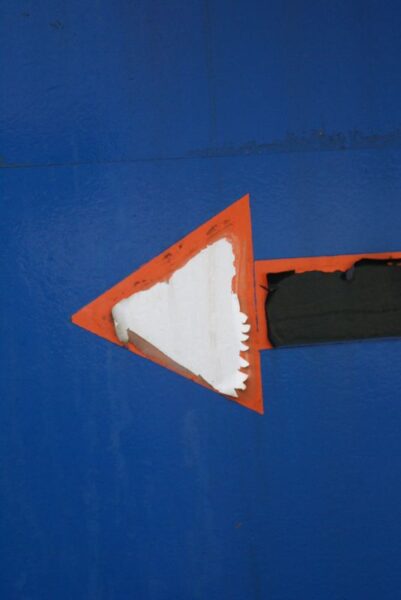 Pijl wijst naar rechts.