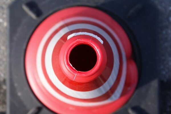 Verkeerspilon van bovenaf gezien.