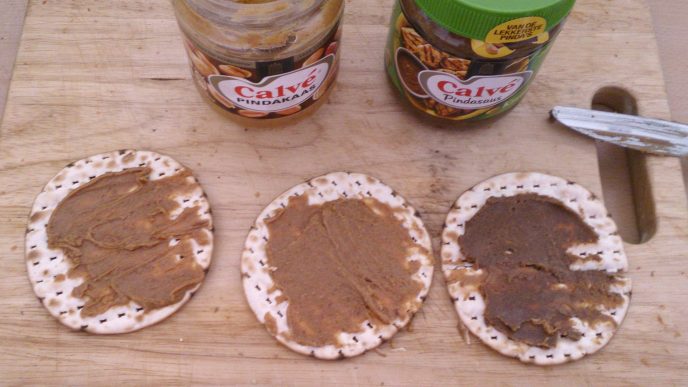 pindakaas-saus-crackers