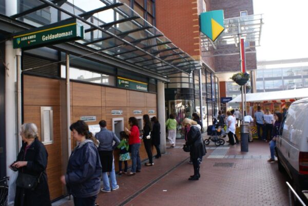 Pinnen bij de ABN-Amro