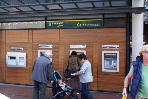 Pinnen bij de ABN-Amro