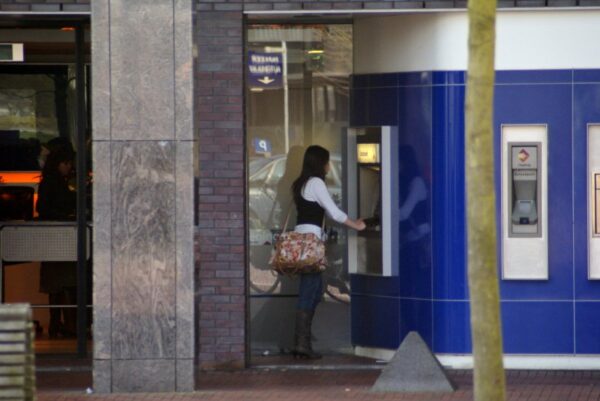 Pinnen bij de Rabobank