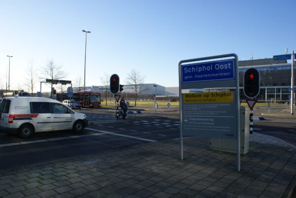 Plaatsnaambord Schiphol Oost met verbod op online publicatie.