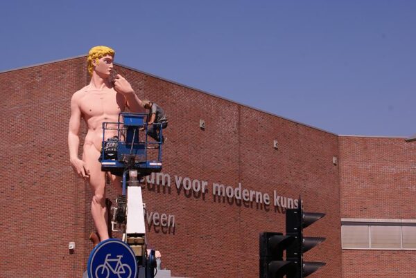 David-replica wordt geverfd.