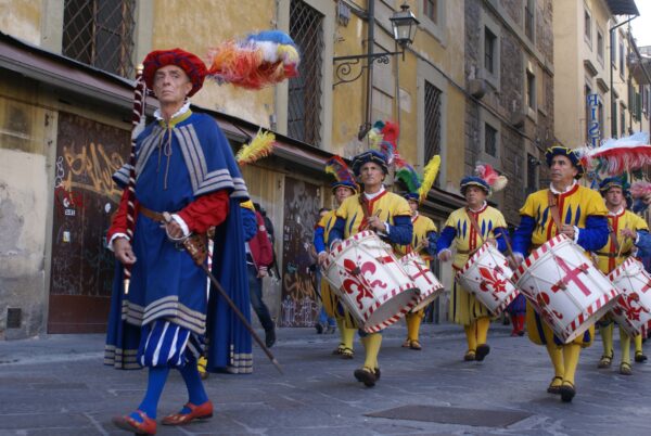 Politiemacht Florence, 160e jubileum, in klederdracht.