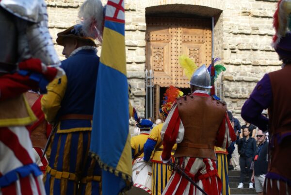 Politiemacht Florence in historische klederdracht, 160 jaar.
