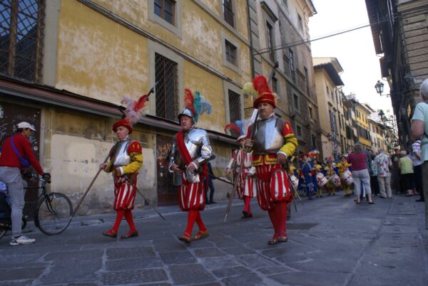 Politiemacht Florence in historische klederdracht, 160 jaar.