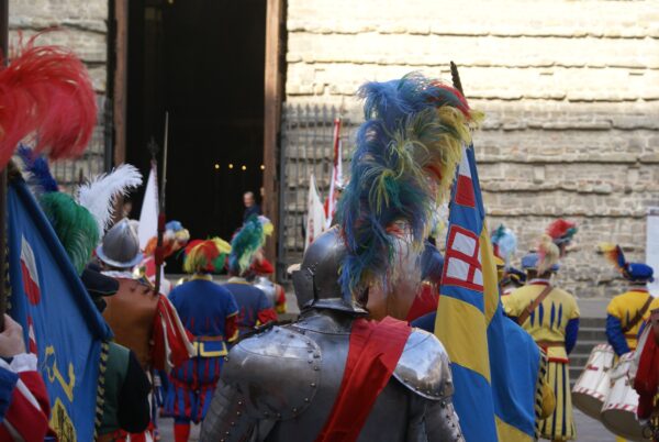 Polizei Florence: optocht 160 jaar, klederdracht.