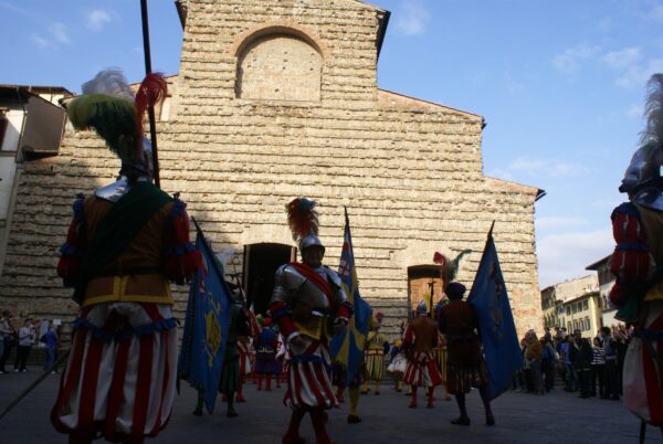 Politiemilitie Florence in klederdracht, Basilica San Lorenzo.